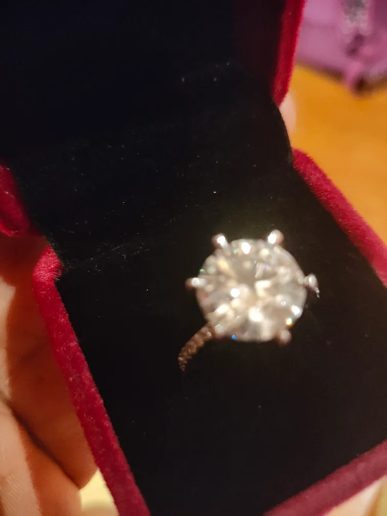 Stunning Solitaire Moissanite Ring image indicator(3)