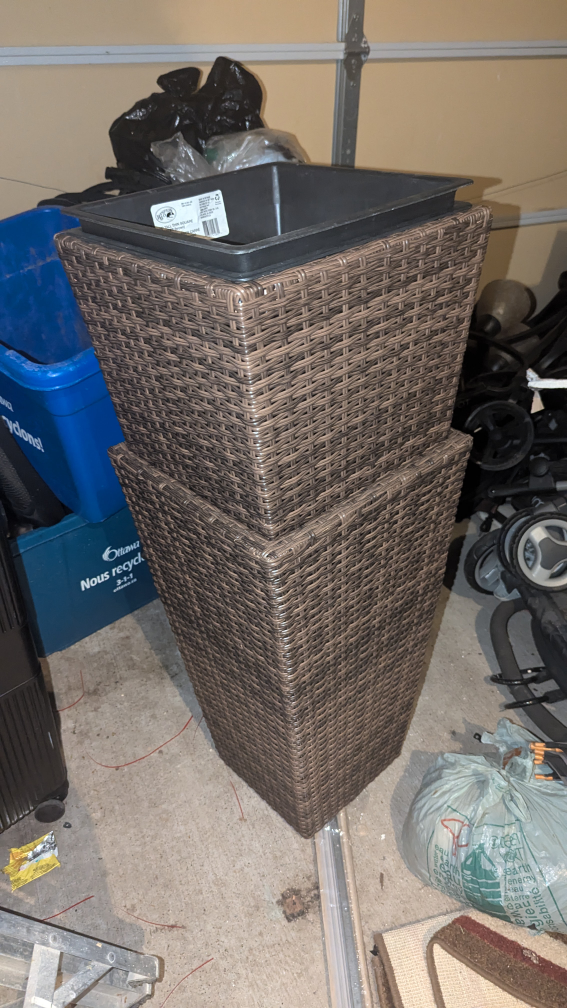2 Wicker Planters 30$ each