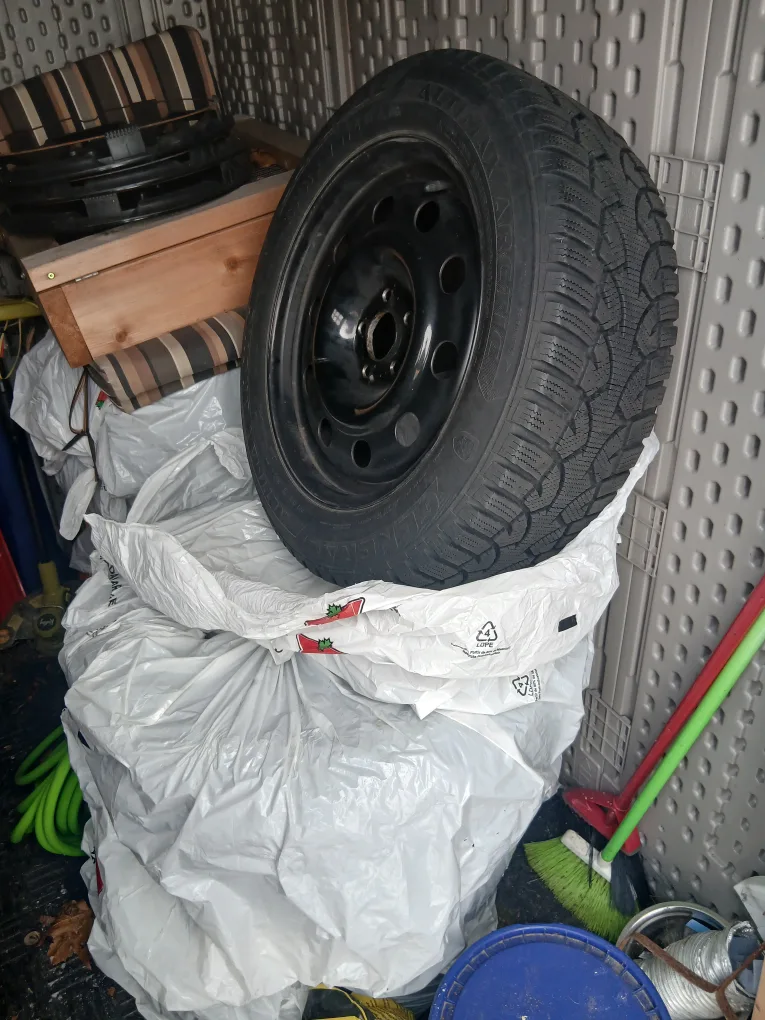 4 General winter tires on original Ford rims image indicator(3)