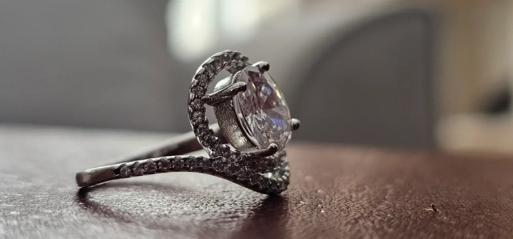 Elegant Sterling Silver Ring with Cubic Zirconia image indicator(3)