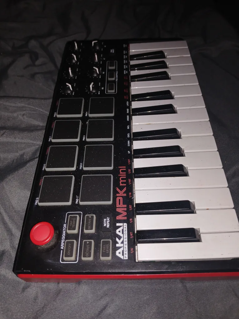 Akai MPK Mini MIDI Keyboard Controller image indicator(2)