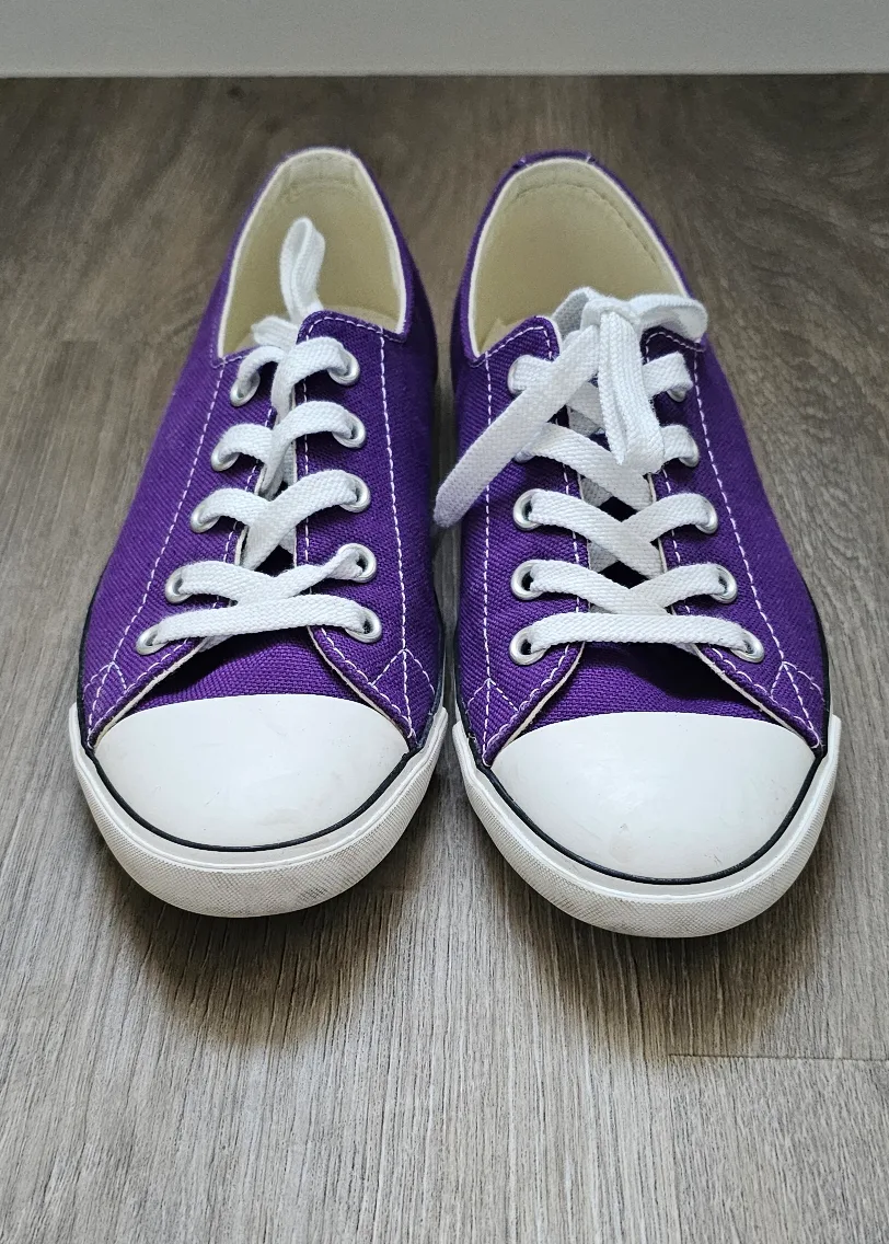 Converse Sneakers Size 6 image indicator(2)