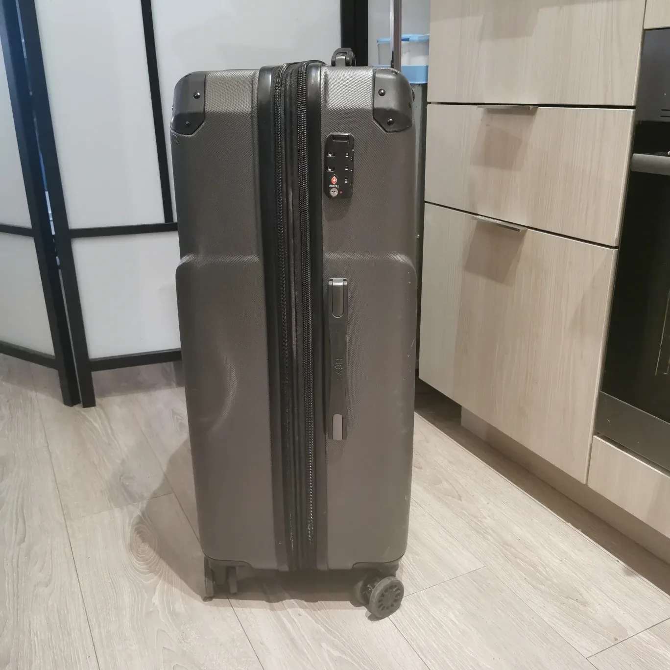 HEYS Large Checked Suitcase - Dark Grey image indicator(3)