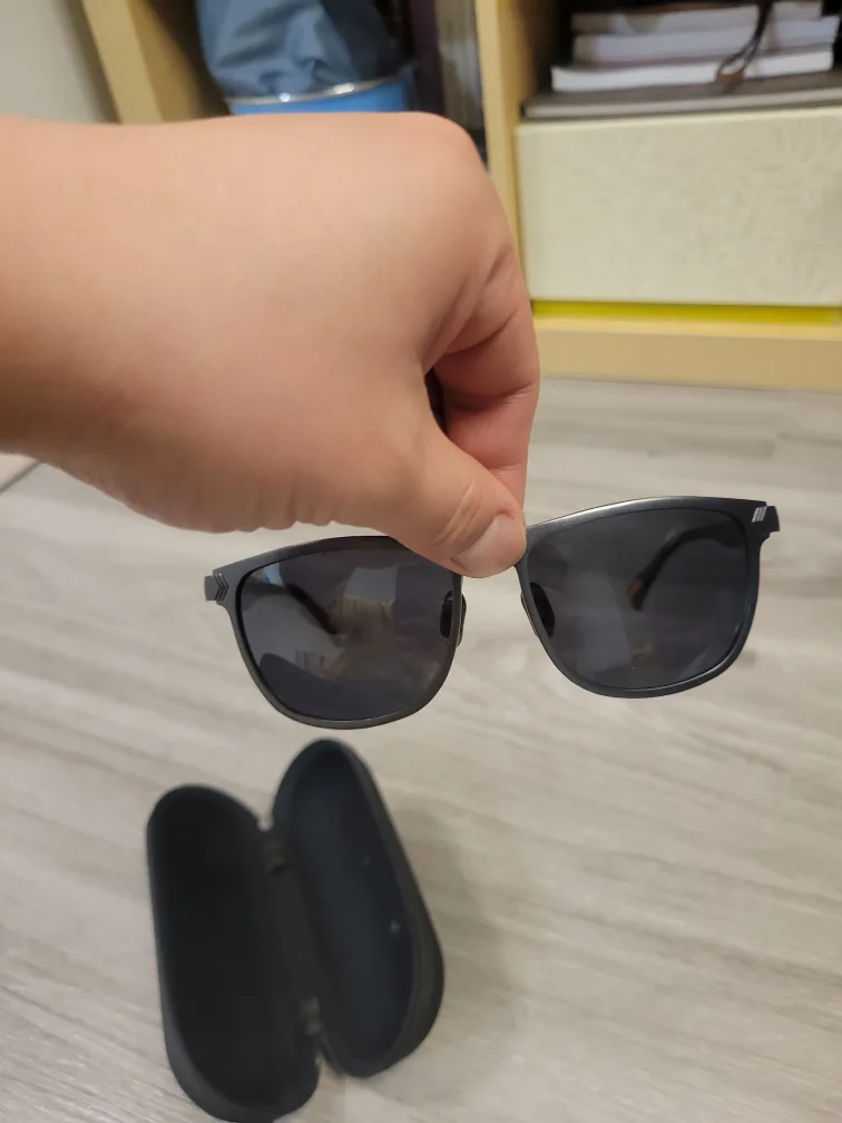 Older Oakley Men Sunglasses - Like New image indicator(2)
