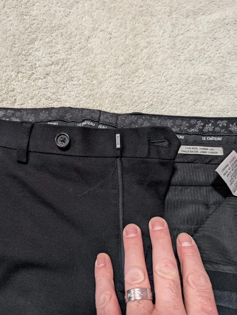 Le Chateau Men's Black Dress Pants W30" L 32" image indicator(4)