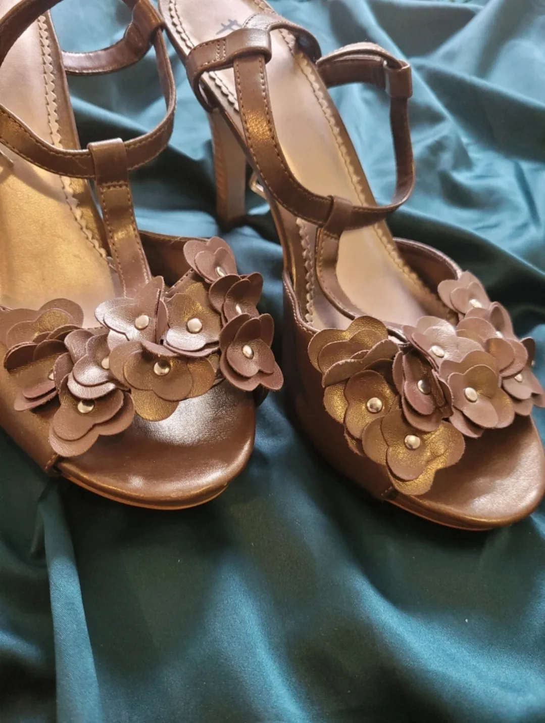 Fioni Brown Floral High Heels - Size 9 1/2 image indicator(5)