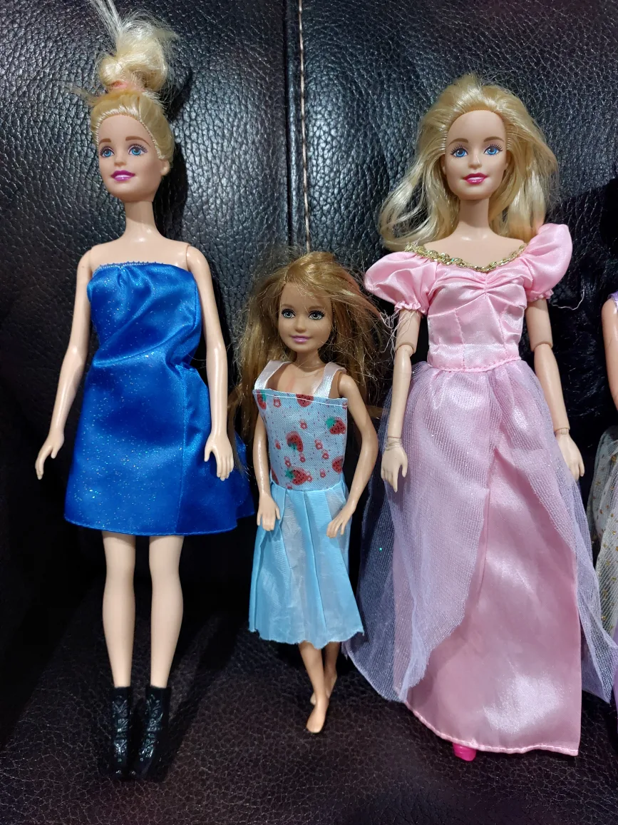 Barbie dolls lot image indicator(2)