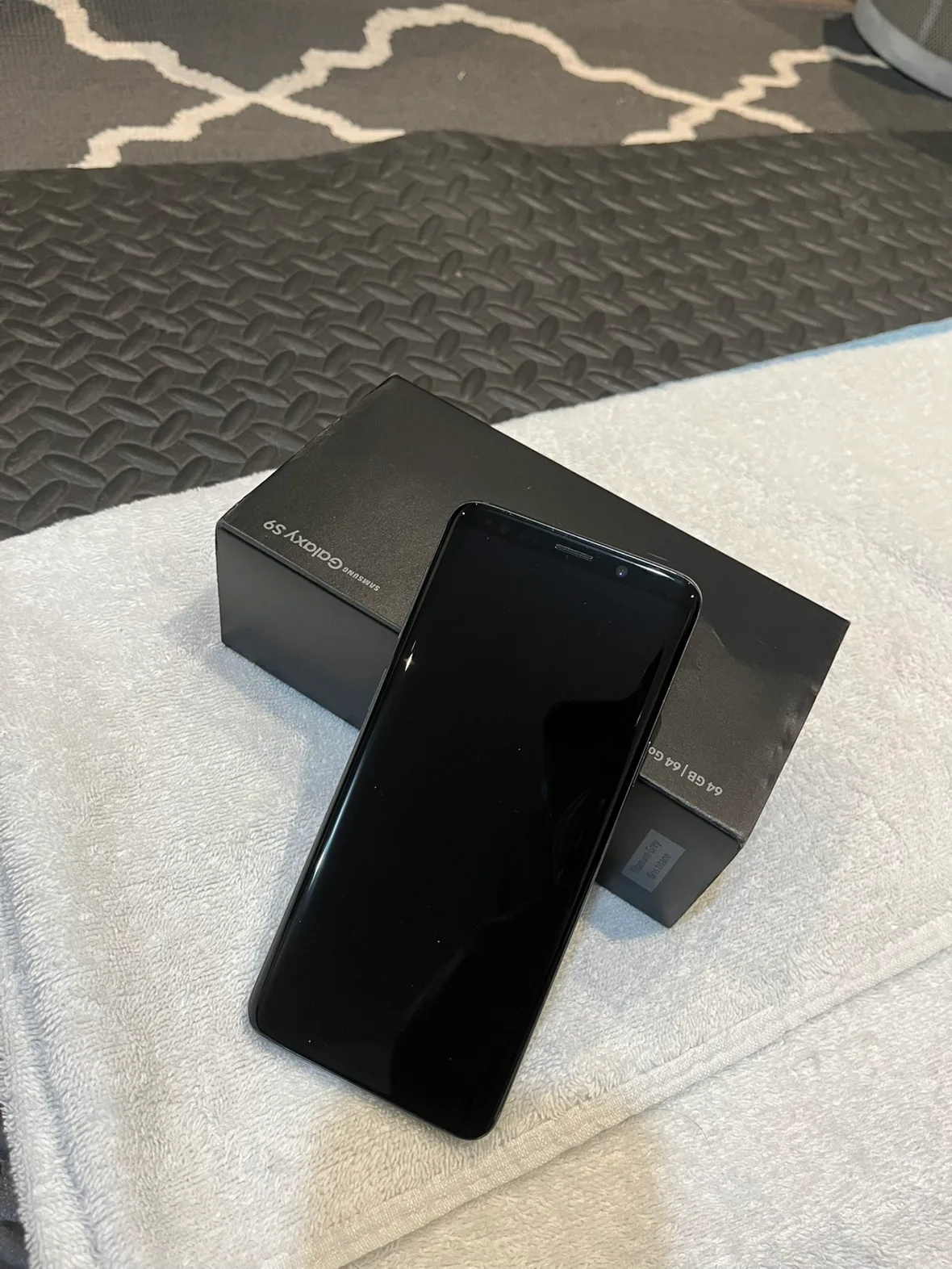 Samsung Galaxy S9 Smartphone  + 2 new cases - BNIB image indicator(5)