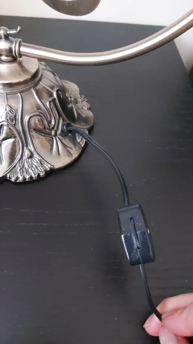 Elegant Antique-Style Table Lamp image indicator(2)