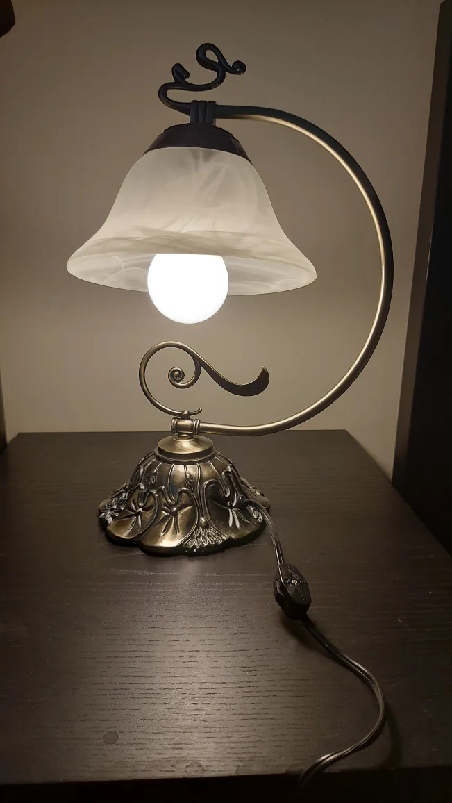 Elegant Antique-Style Table Lamp image indicator(3)