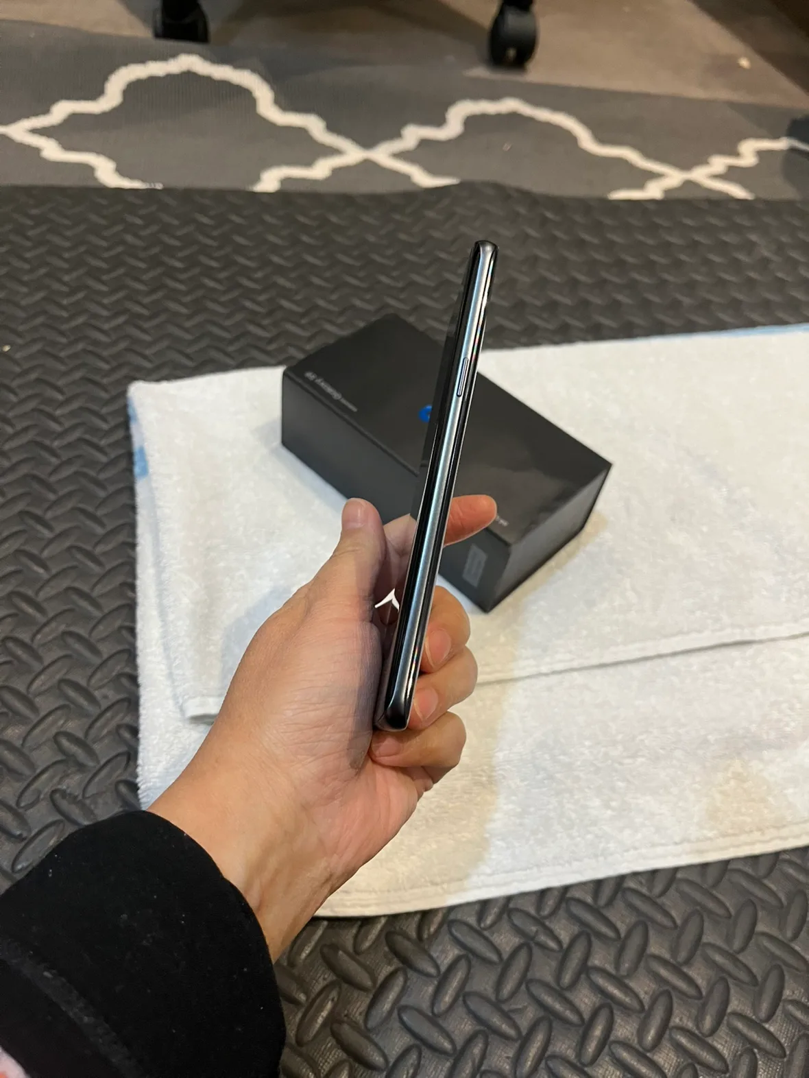 Samsung Galaxy S9 Smartphone  + 2 new cases - BNIB image indicator(6)