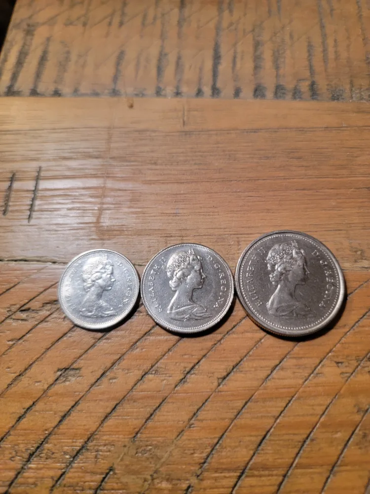 Canadian Coins - 1975 Quarter, 1975 Half Dollar, 1975 1 Dollar image indicator(2)