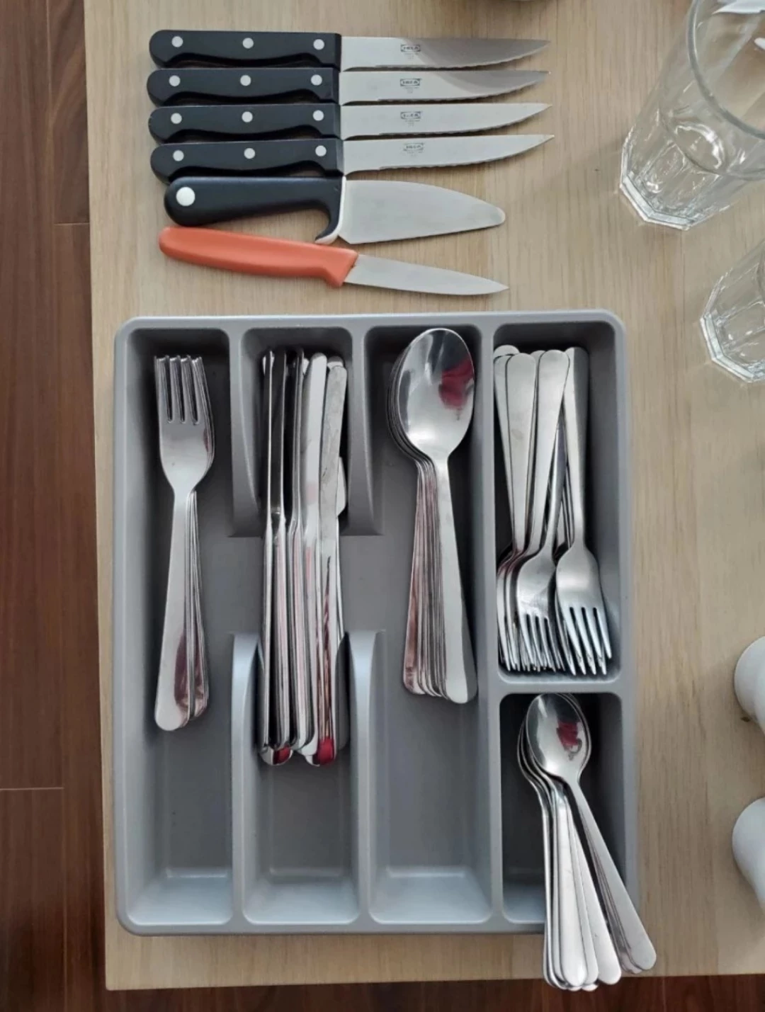 Cutlery set with 6 knifes and Cutlery tray