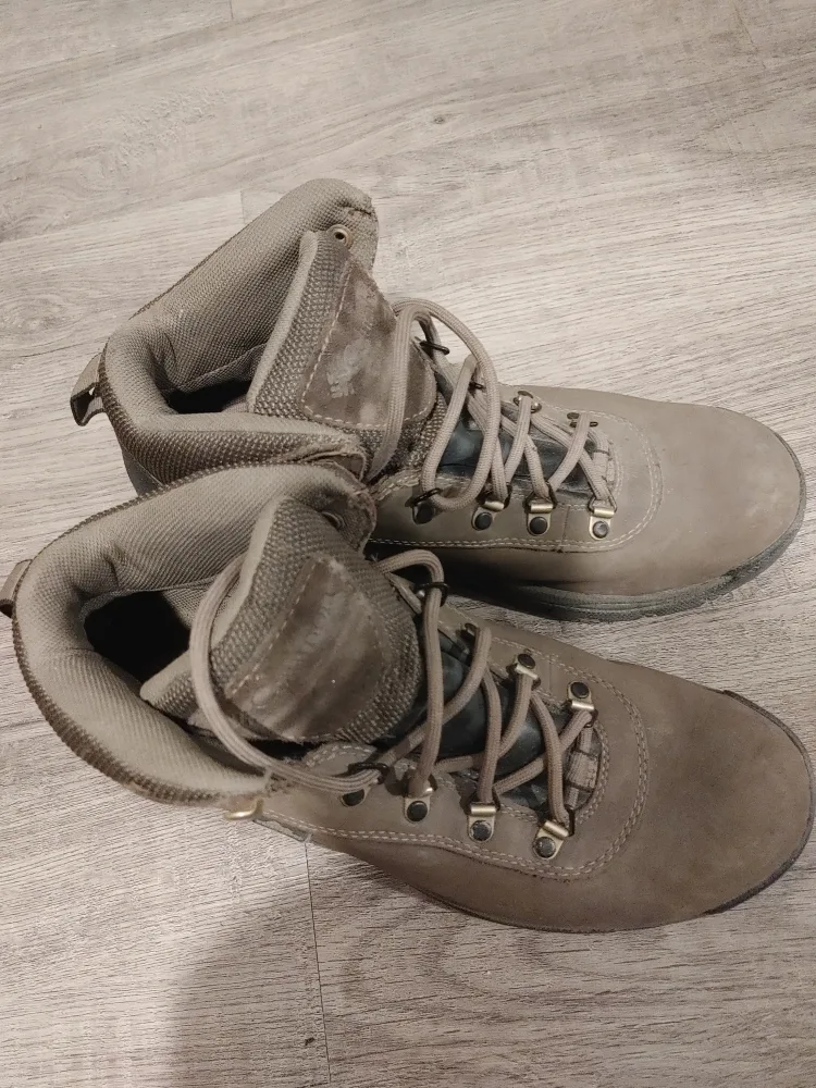 Womans Columbia Hiking Boots size 8 brown image indicator(2)