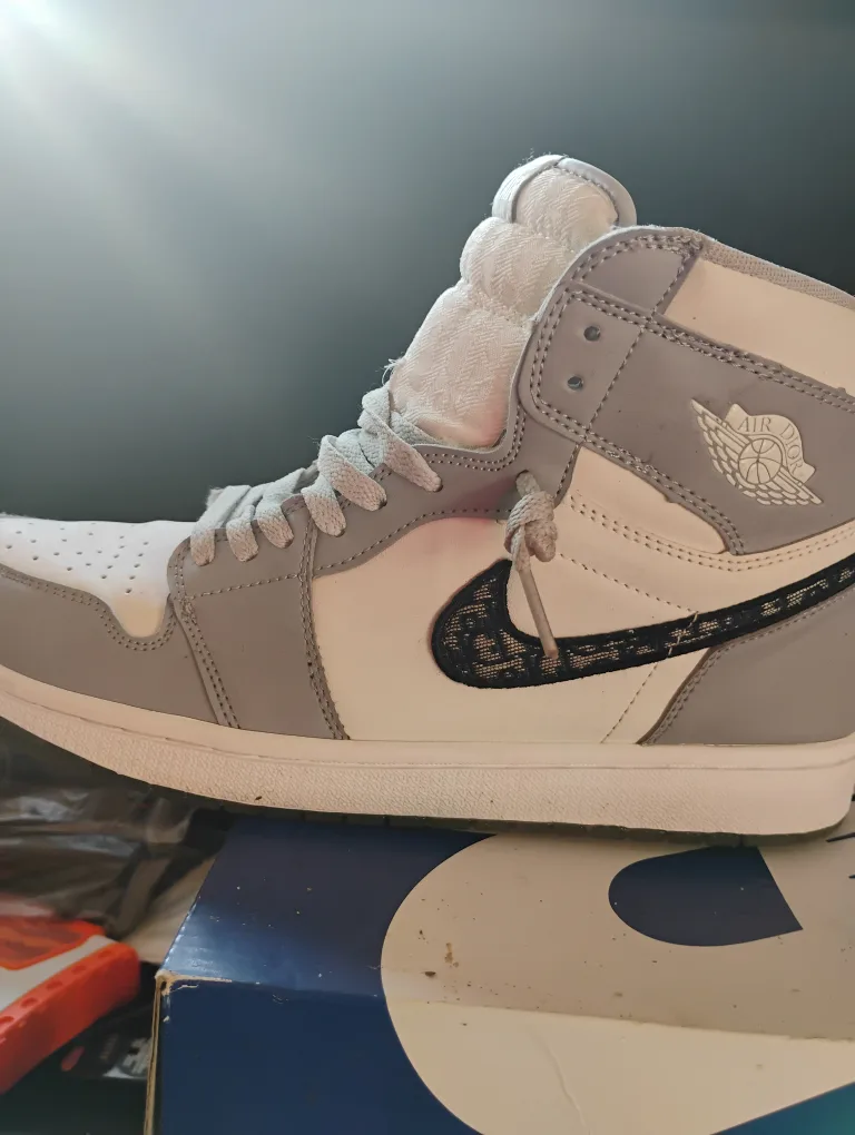 Air Jordan 1 High Dior Sneakers image indicator(2)