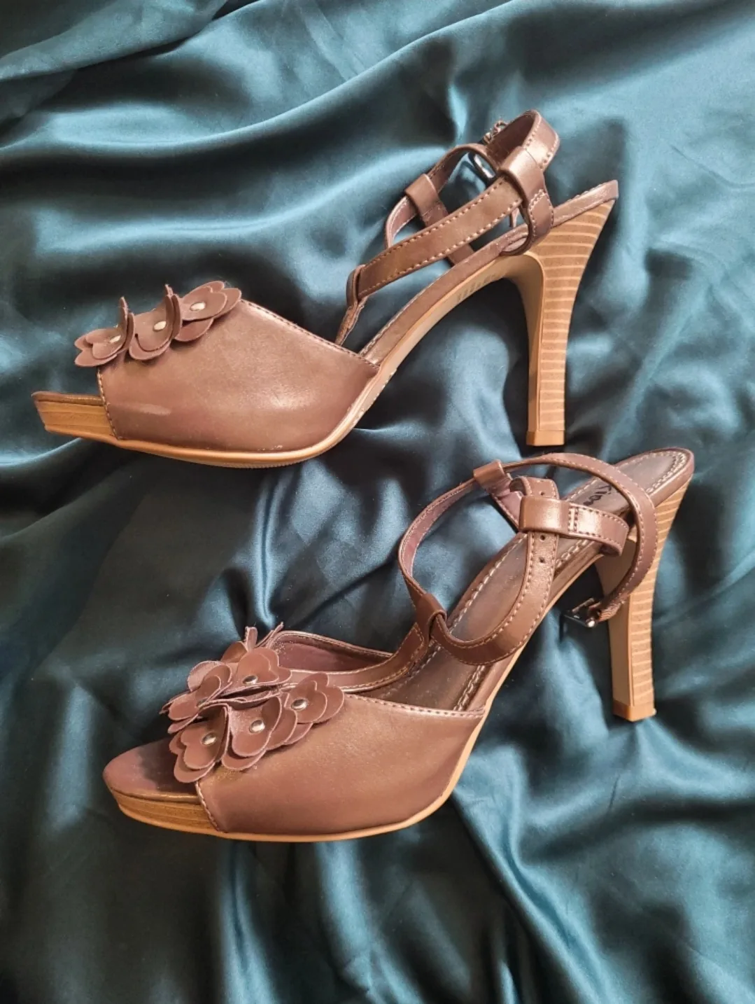 Fioni Brown Floral High Heels - Size 9 1/2 image indicator(3)