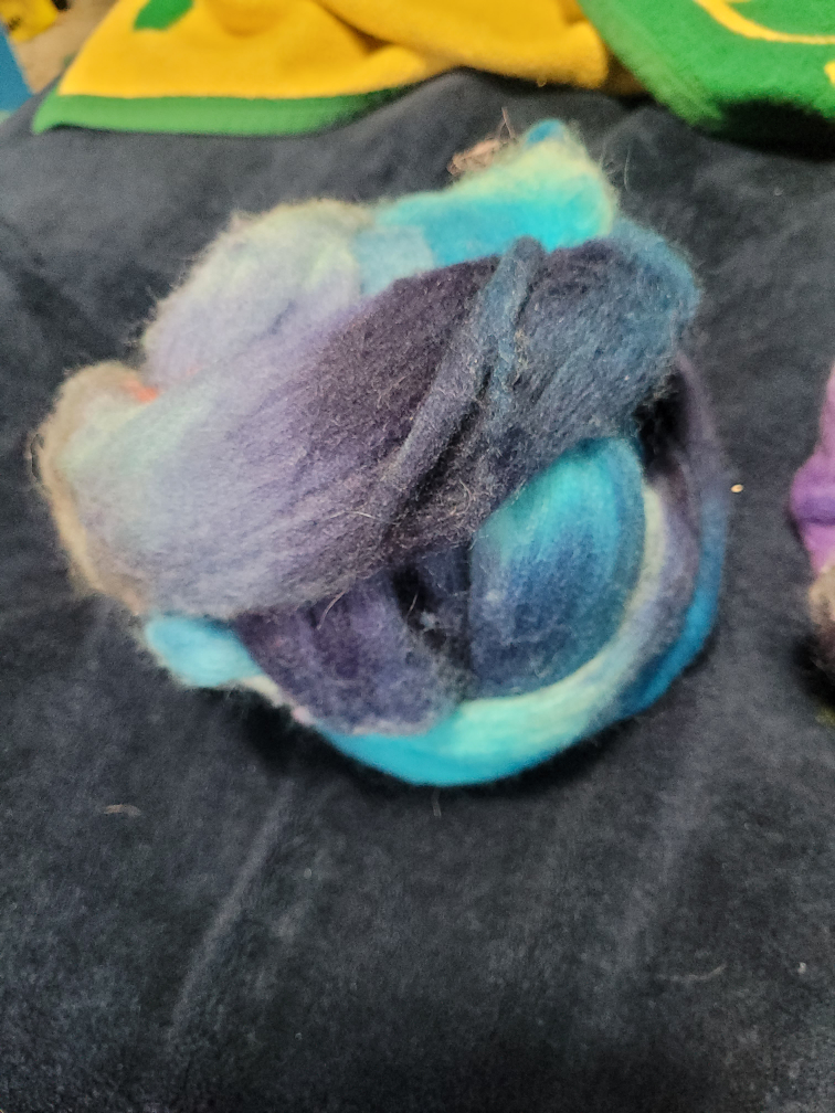 Spinning Wheel with Accessories and Fibre - photo 4