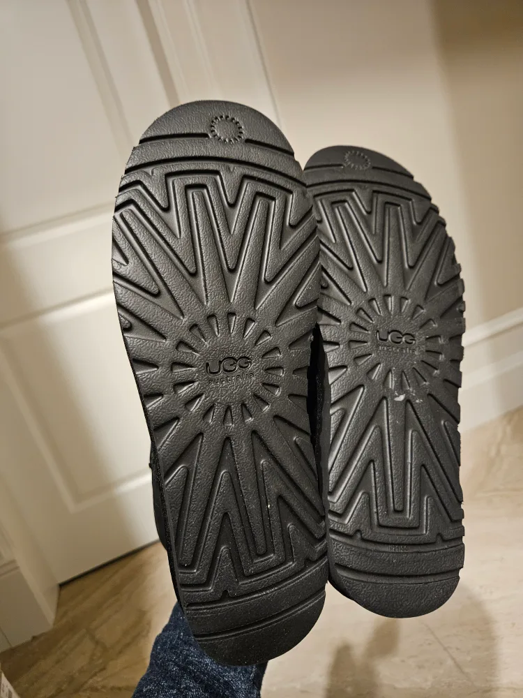 Brand New UGG Classic Mini 5854 Black size 11 image indicator(5)