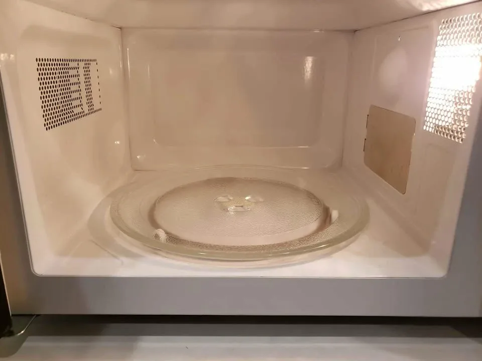 Diplomat white and black microwave 1050 Watts image indicator(6)