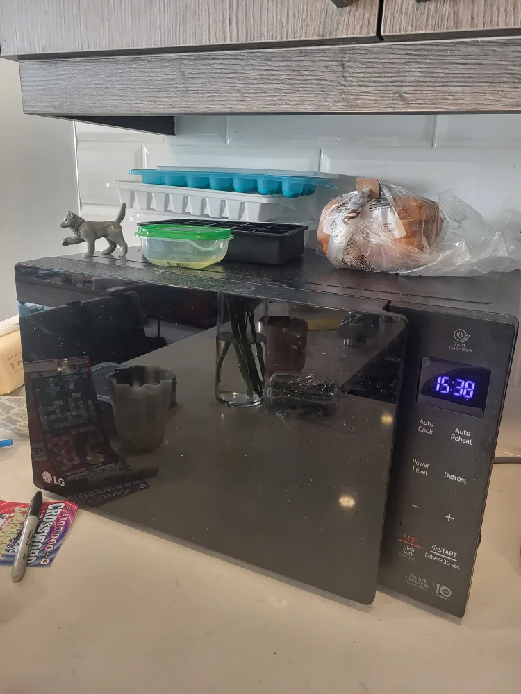 lg 0.9 cu. ft. neochef™ countertop microwave thumbnail