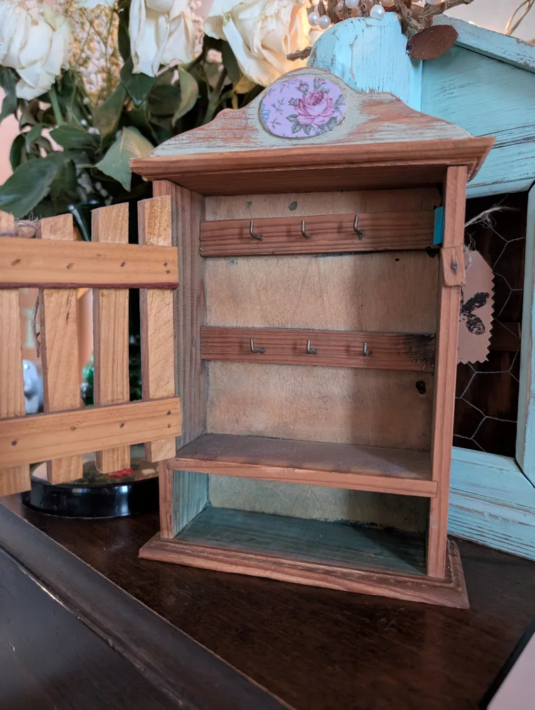 Rustic Wooden Wall-Mounted Key Holder image indicator(2)