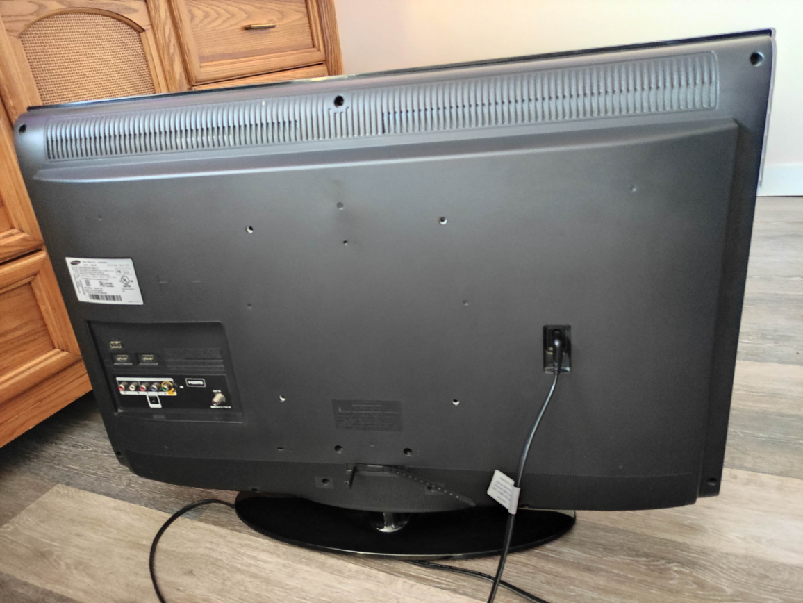 Samsung LN32D403E2D 32-inch LCD HD TV + remote control - photo 4