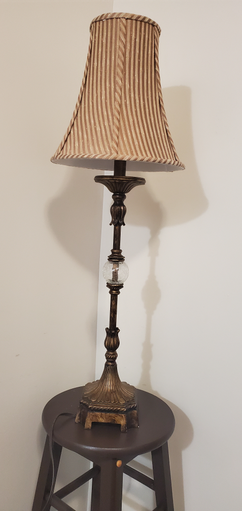 Elegant Table Lamp with Glass Accent - photo 2