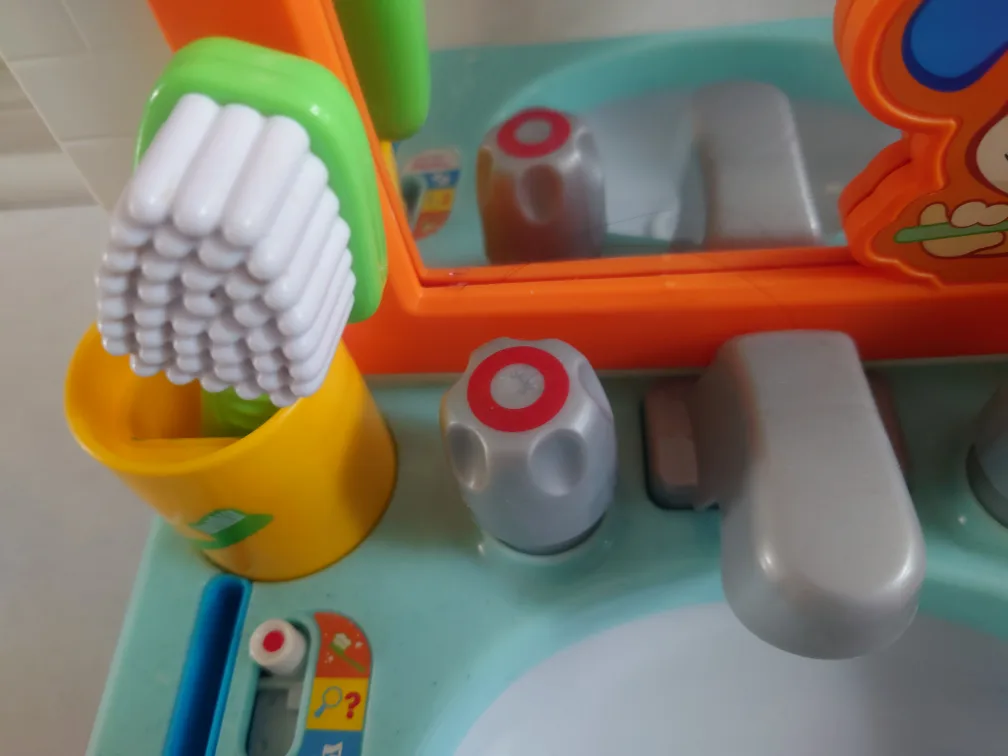 Fisher-Price Laugh & Learn Singin' & Squirtin' Sink image indicator(2)