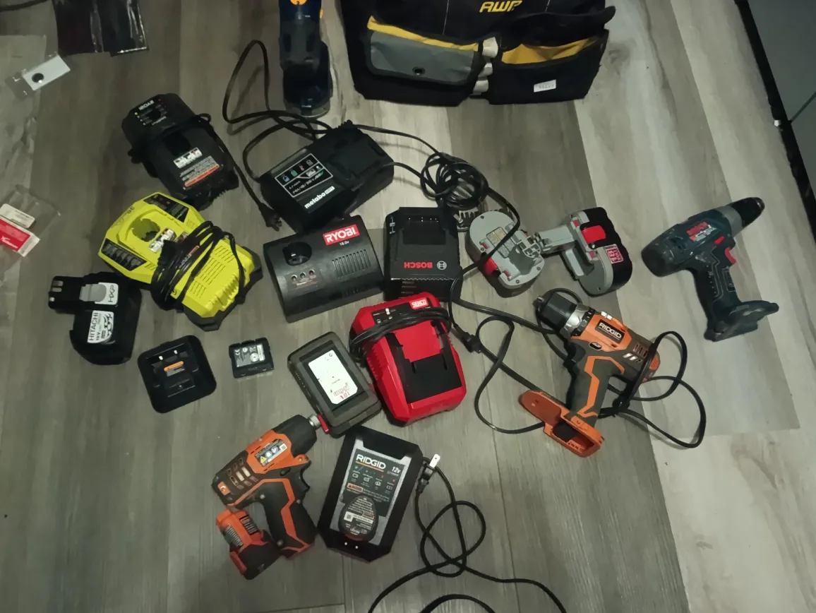 RIDGID 12V Cordless Impact Driver with Charger image indicator(5)