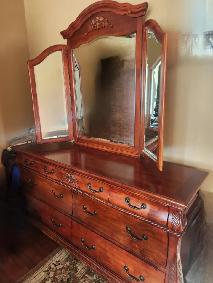 Elegant Wooden Bedroom Set - Queen Size image indicator(2)