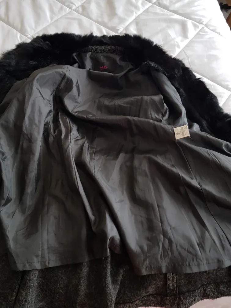 Women's Grey & Black Tweed Coat with Faux Fur Collar image indicator(7)