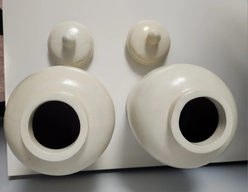 Pair of off-white ceramic decor image indicator(3)