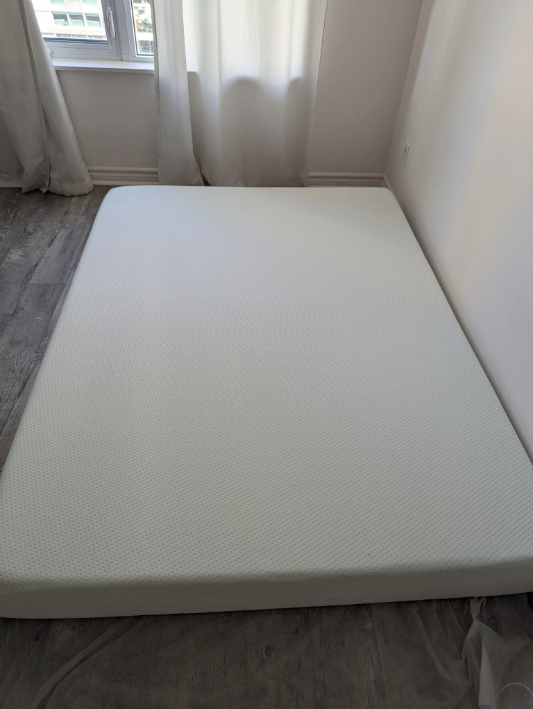 Zinus 8 inch Green Tea Memory Foam Queen mattress.
