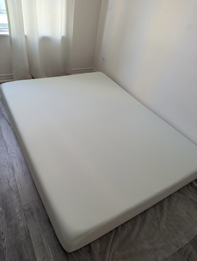 Zinus 8 inch Green Tea Memory Foam Queen mattress. - photo 2