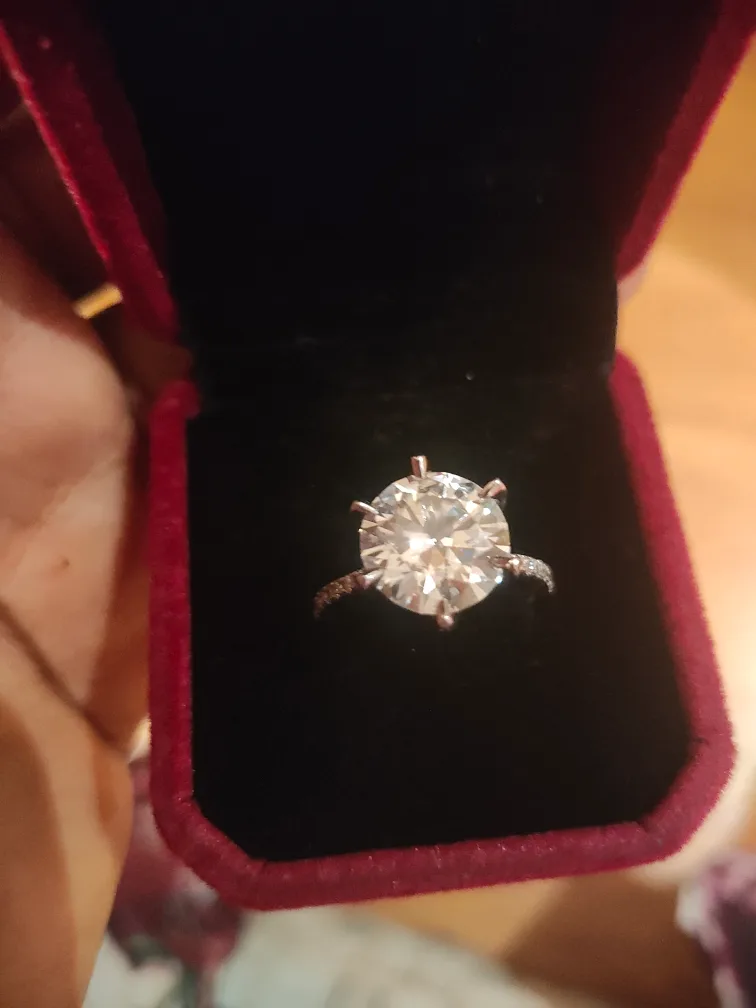 Stunning Solitaire Moissanite Ring image indicator(2)