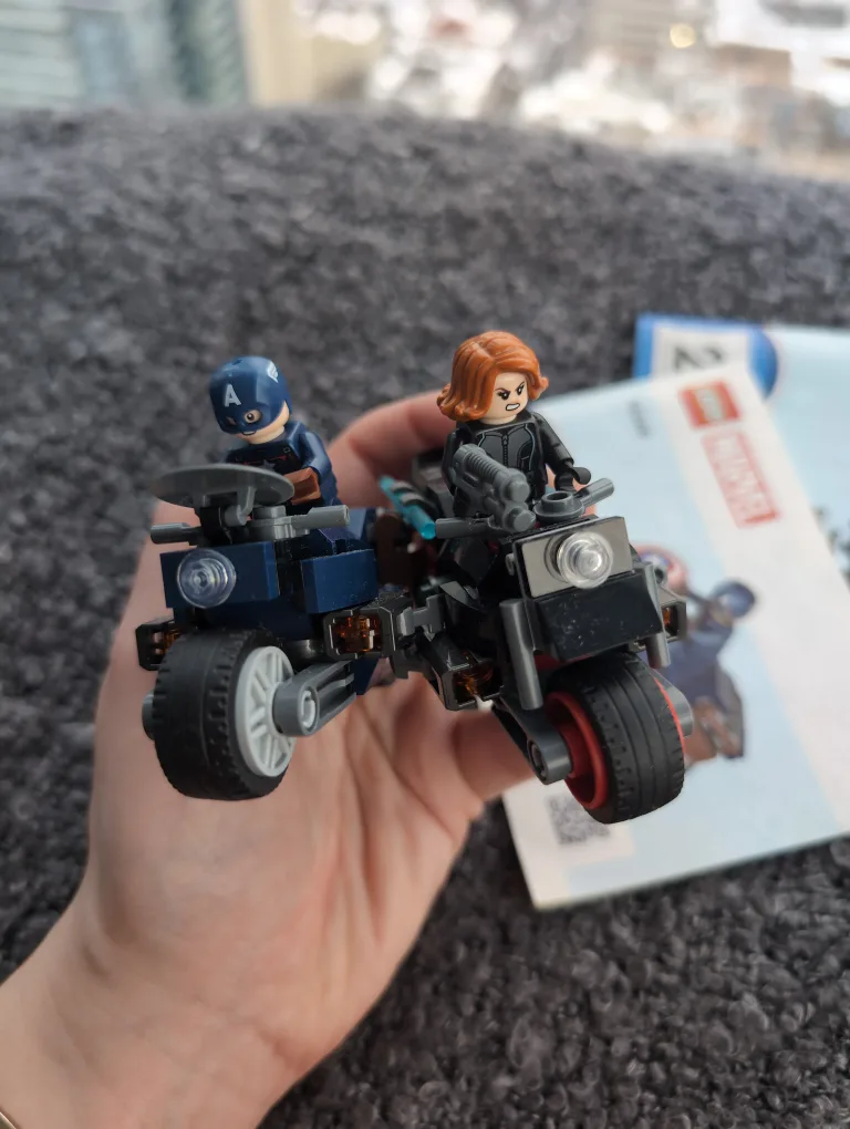 LEGO Marvel Captain America & Black Widow figurines image indicator(2)