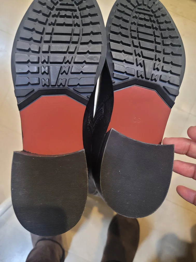 Black luxury  brand Boots image indicator(3)