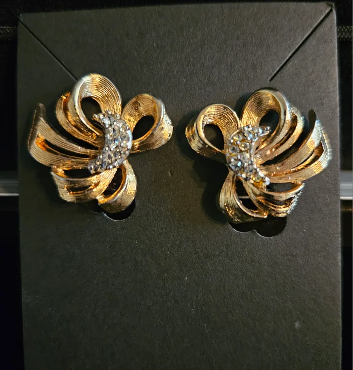 Vintage 1960's Ribbon w/Crescent Moon Center Clip-On Earrings image indicator(7)