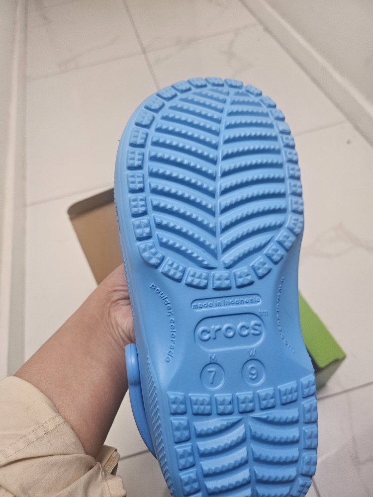 Women's Crocs Classic Clogs - Size 7/9 - Light Blue - photo 4