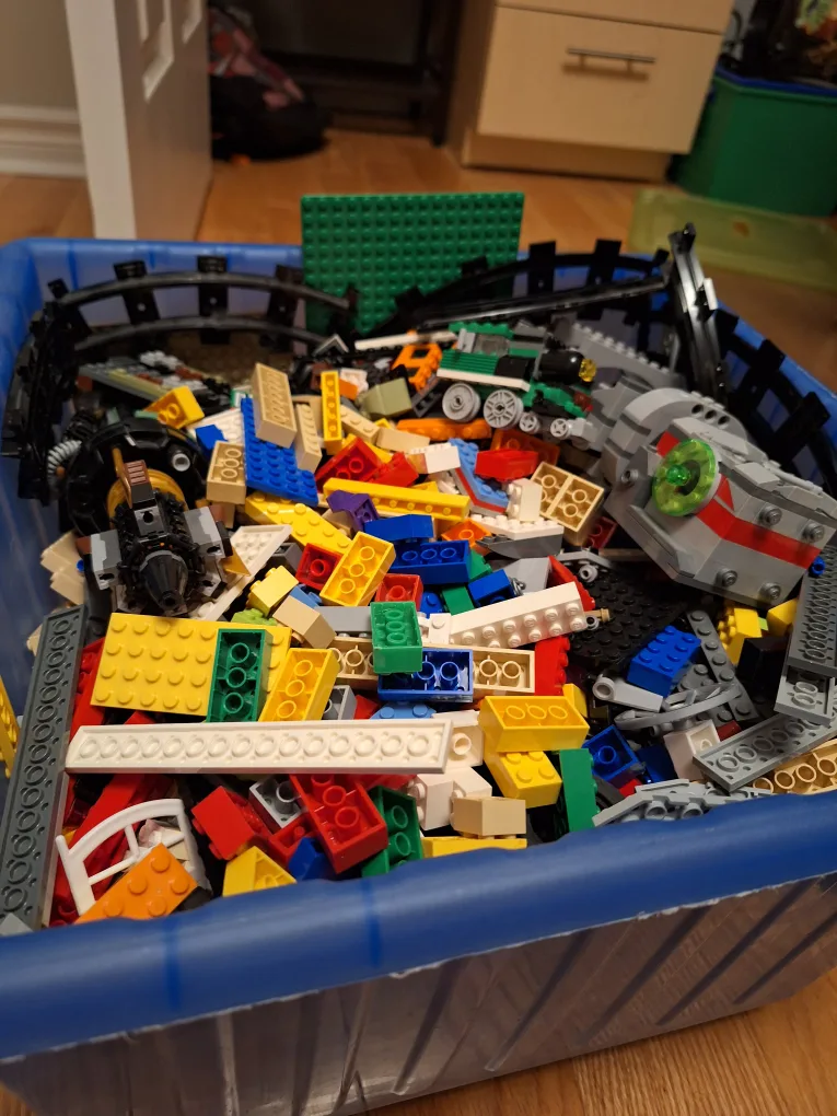 1/1 ft box filled with Lego image indicator(2)