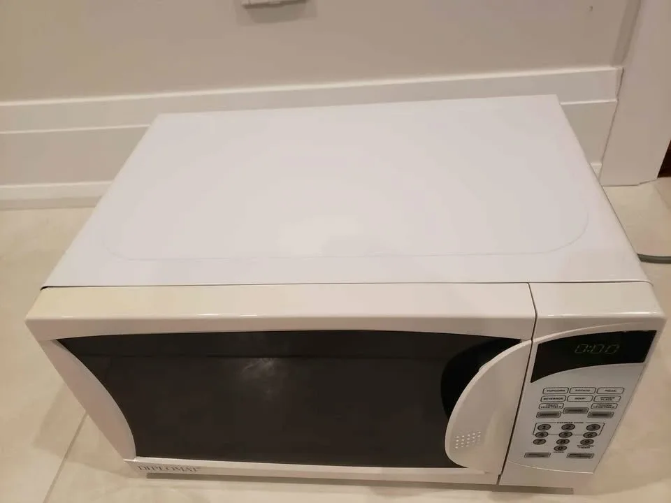 Diplomat white and black microwave 1050 Watts image indicator(2)