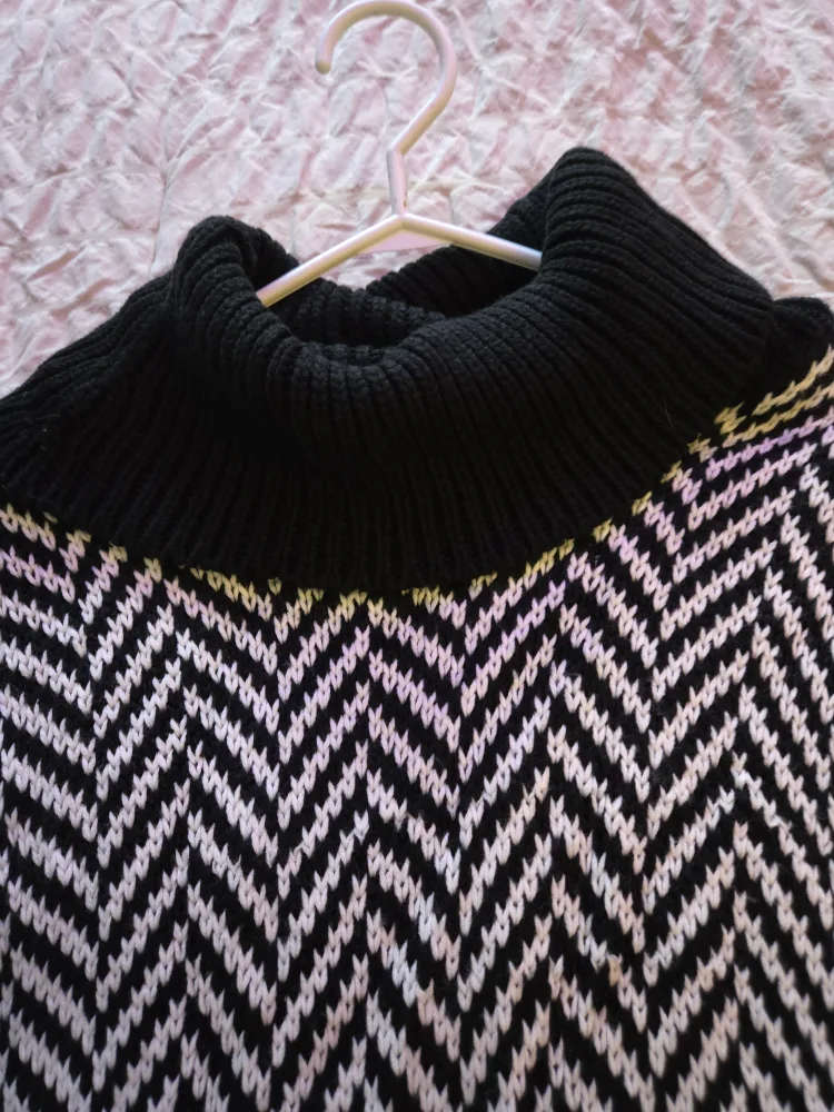 Black & White Geometric Pattern image indicator(2)