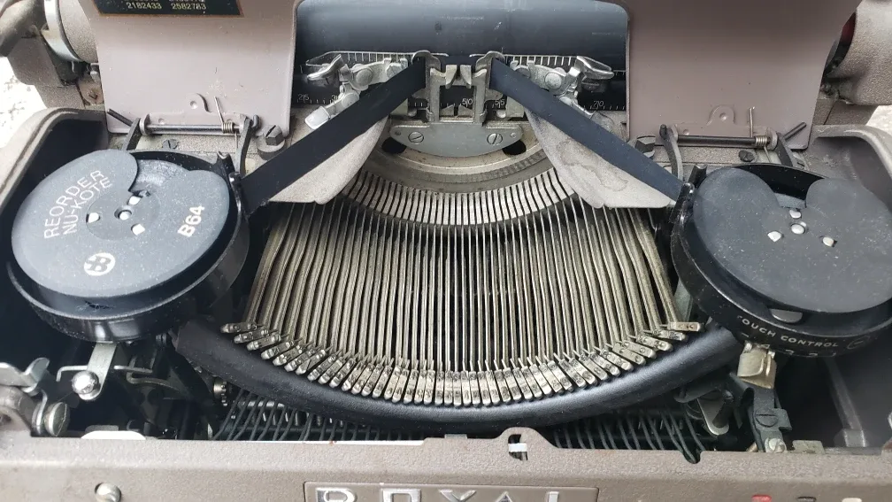 1953 Royal HHS Model Typewriter(Polish) image indicator(7)