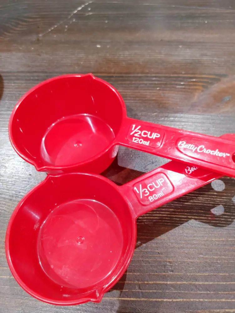 Plastic Measuring Cups thumbnail
