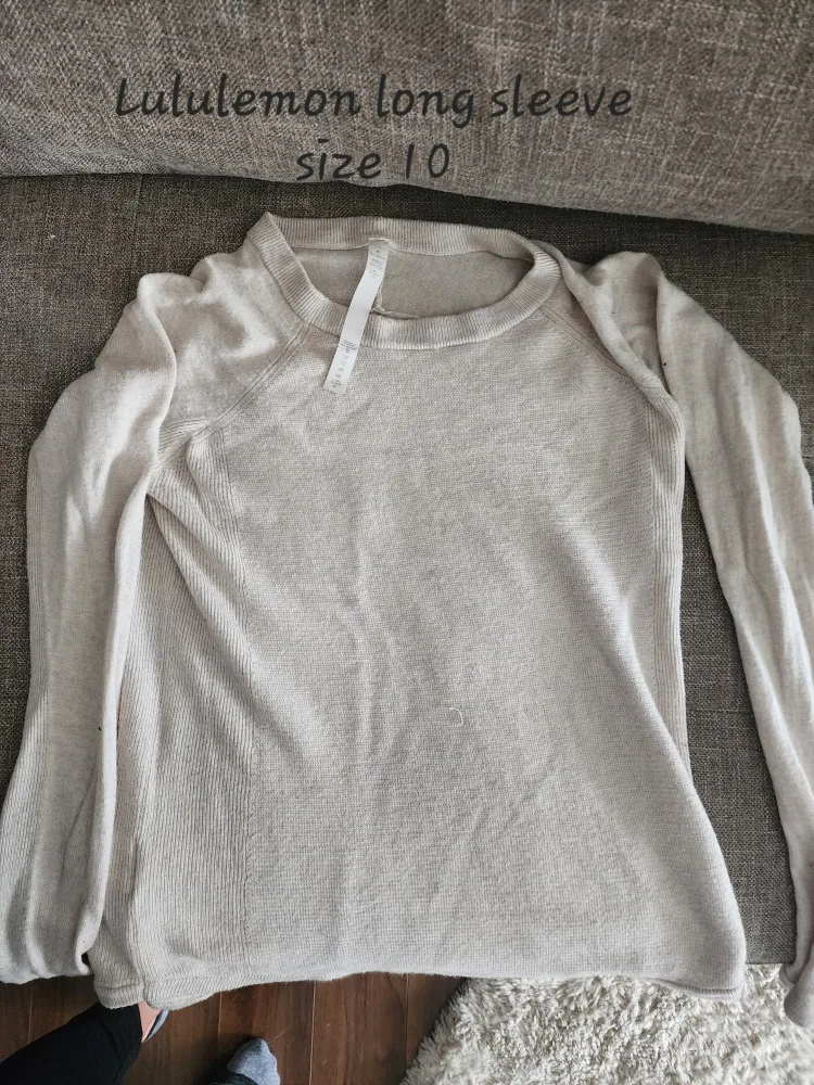 American Eagle & Lululemon Clothing image indicator(2)