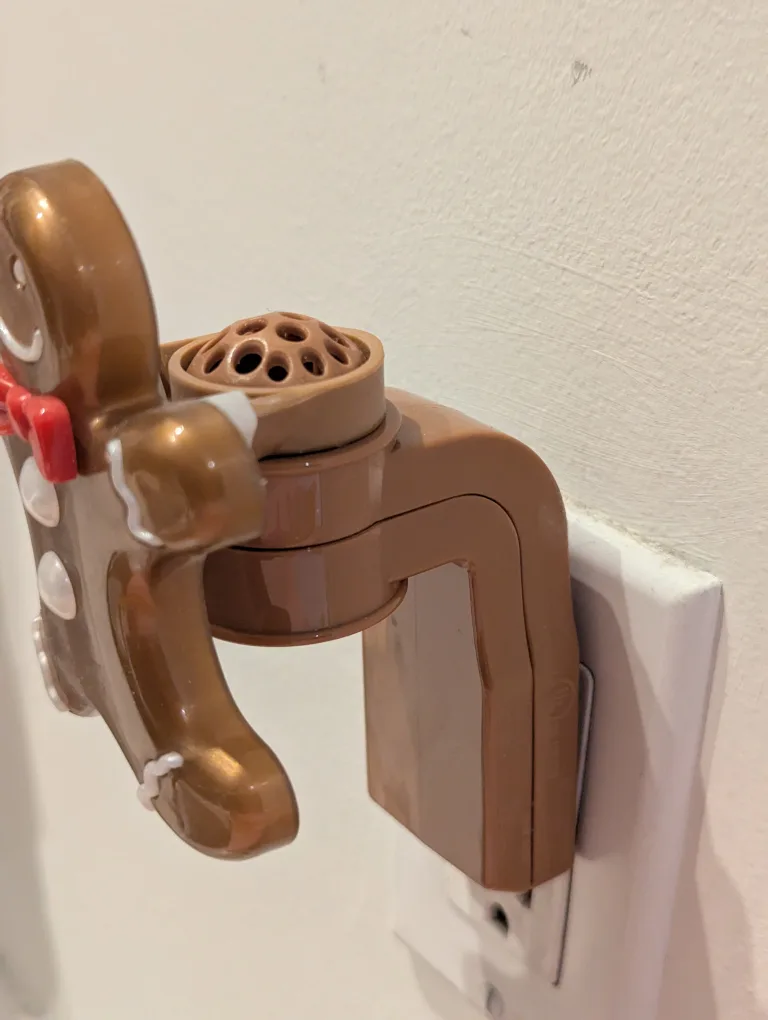 Bath & Body Works wallflower plug-in with gingerbread man design image indicator(2)