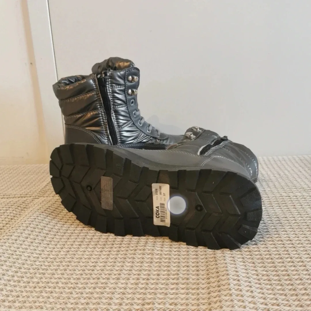 Brand New Women's Quilted Padded Winter Boots - size 5.5-6 image indicator(4)