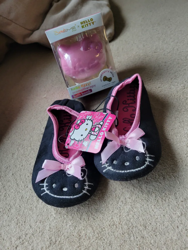 Hello Kitty slippers & Fizzy bath bomb image indicator(2)