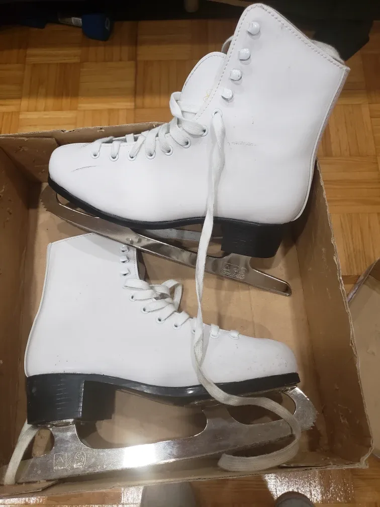 CCM Figure Skates - Size 7 image indicator(2)