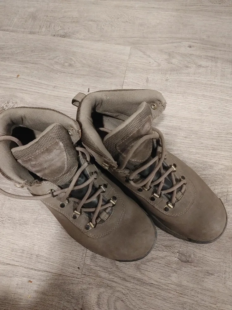 Womans Columbia Hiking Boots size 8 brown image indicator(5)